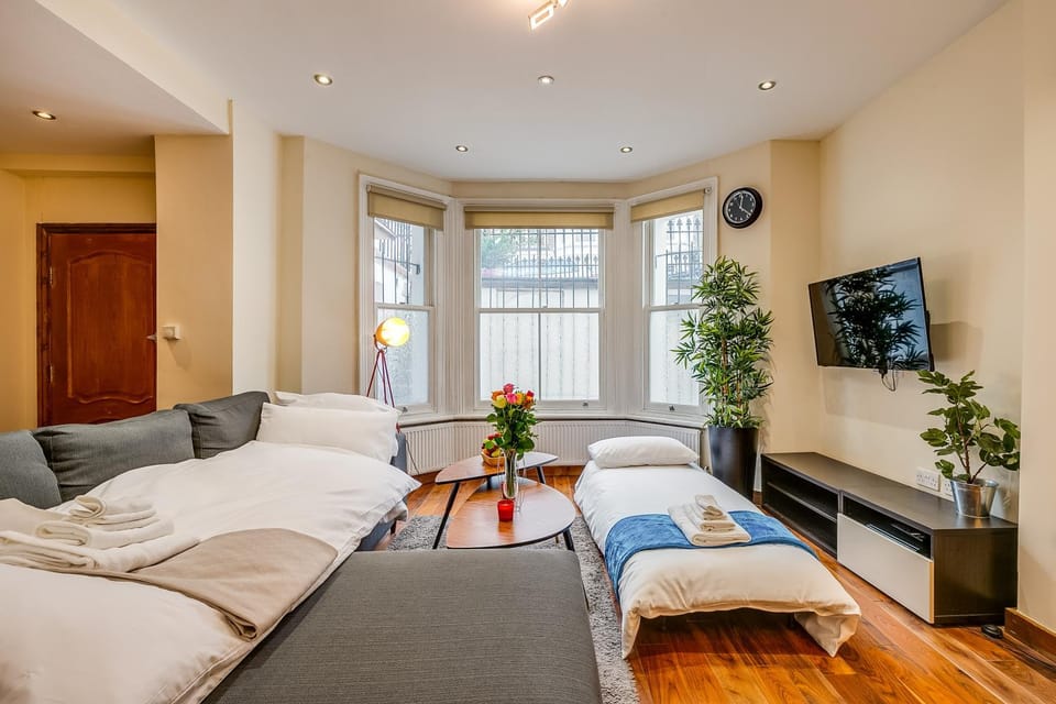 Bed, Living room