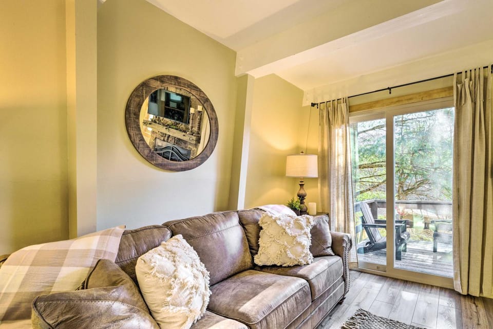 1 Mi to Sugar Mountain! Cozy Lodge-Style Condo House in Watauga