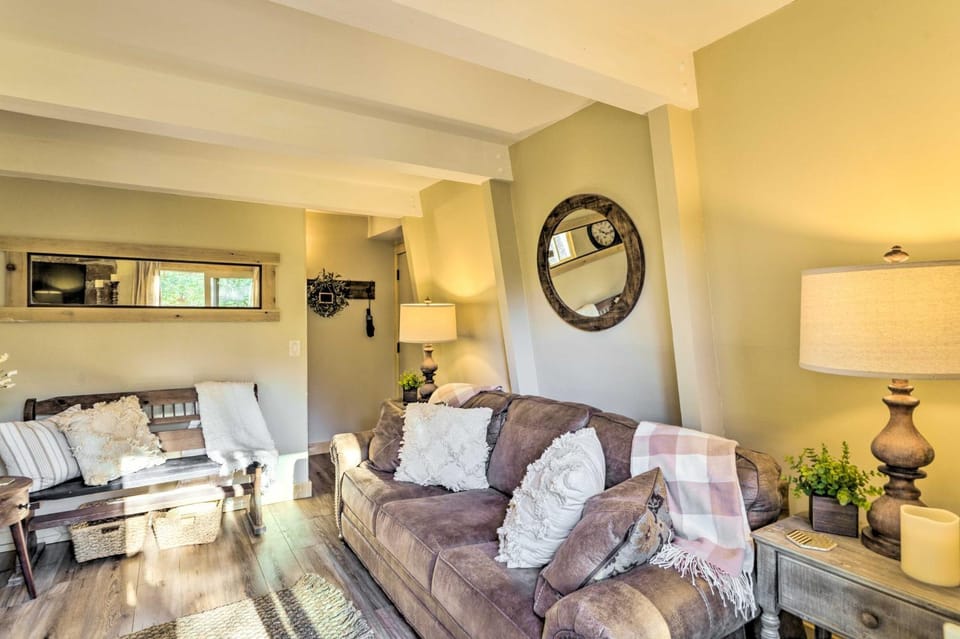 1 Mi to Sugar Mountain! Cozy Lodge-Style Condo House in Watauga