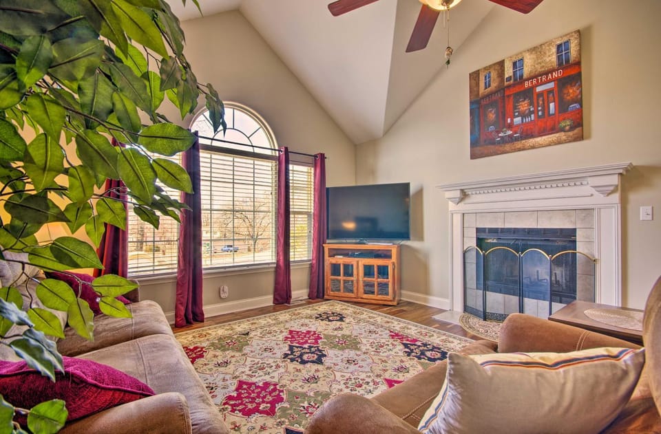 < 1/2 Mi to Marinas! Osage Beach Home w/ Deck House in Osage Beach