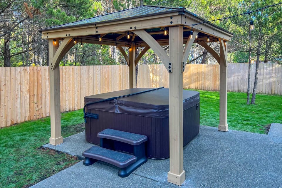'Beach Break' Home w/ Hot Tub - Walk to Beach House in Westport