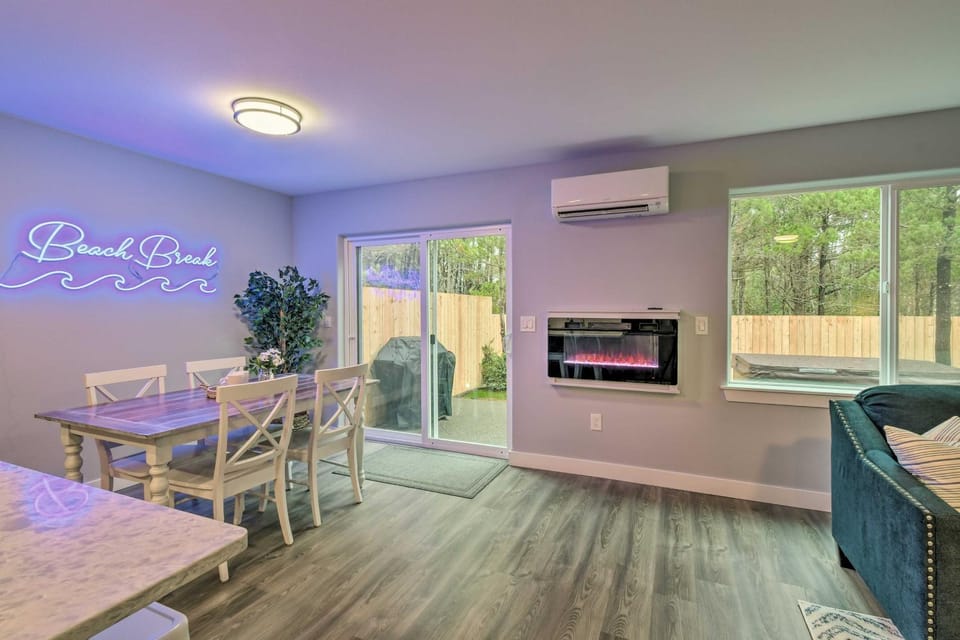 'Beach Break' Home w/ Hot Tub - Walk to Beach House in Westport