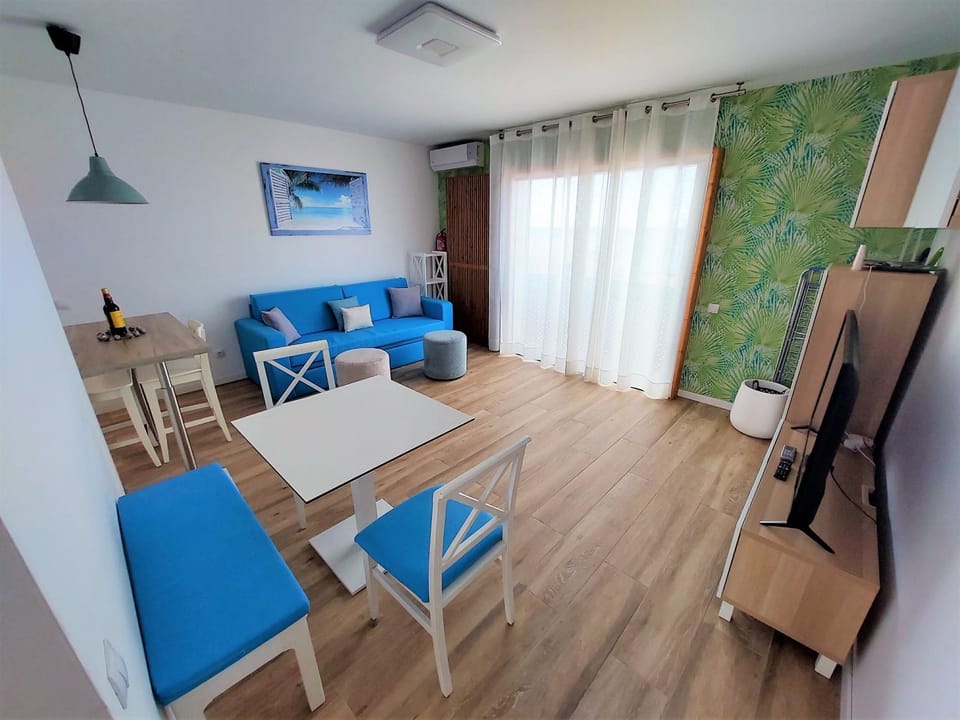 Kitchen or kitchenette, Living room, Seating area