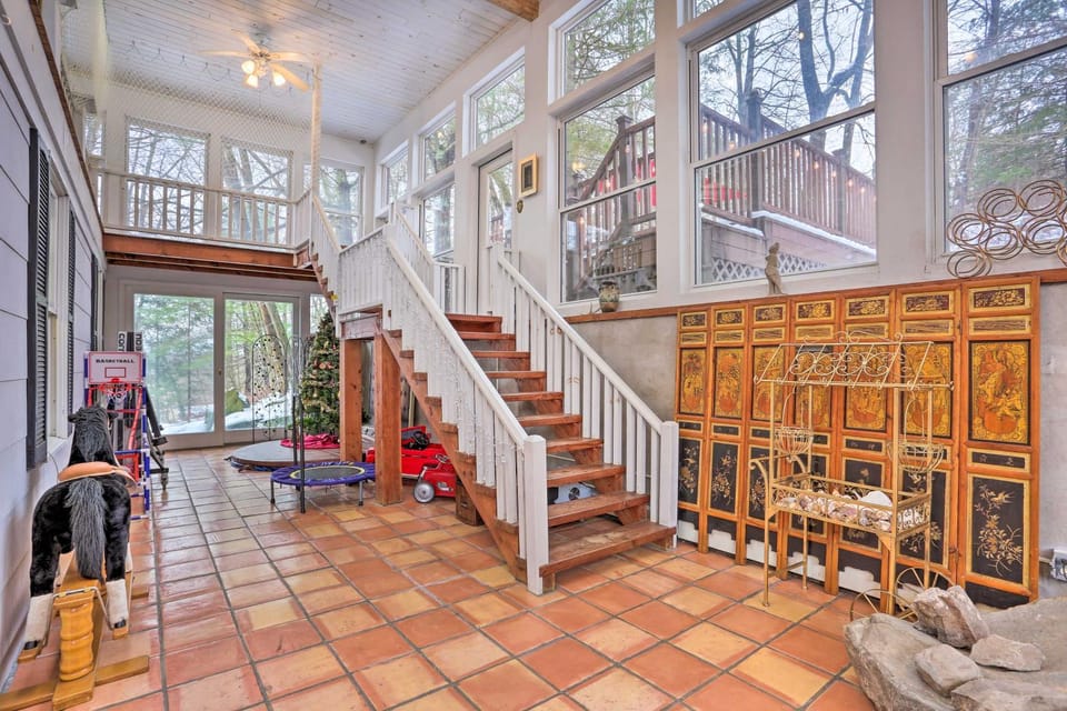 1 Mi to Lake Wallenpaupack: Spacious Poconos Villa Villa in Hawley