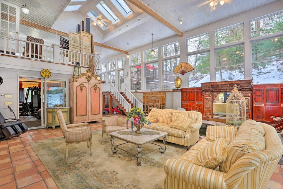 1 Mi to Lake Wallenpaupack: Spacious Poconos Villa Villa in Hawley