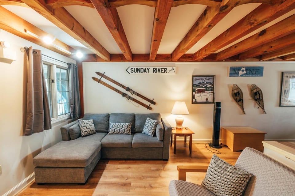 Newly Renovated & Furnished Condo, Only 3 min to Sunday River! Apartment in Newry
