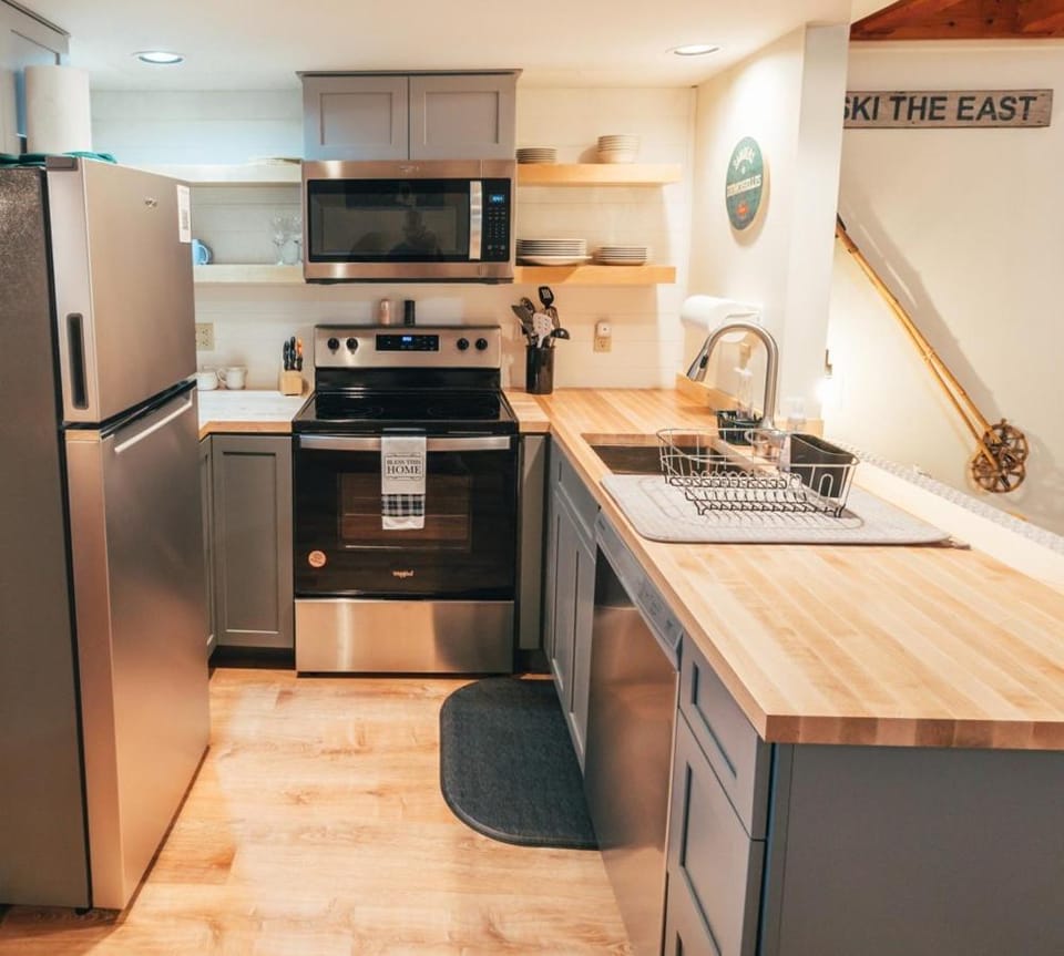 Newly Renovated & Furnished Condo, Only 3 min to Sunday River! Apartment in Newry