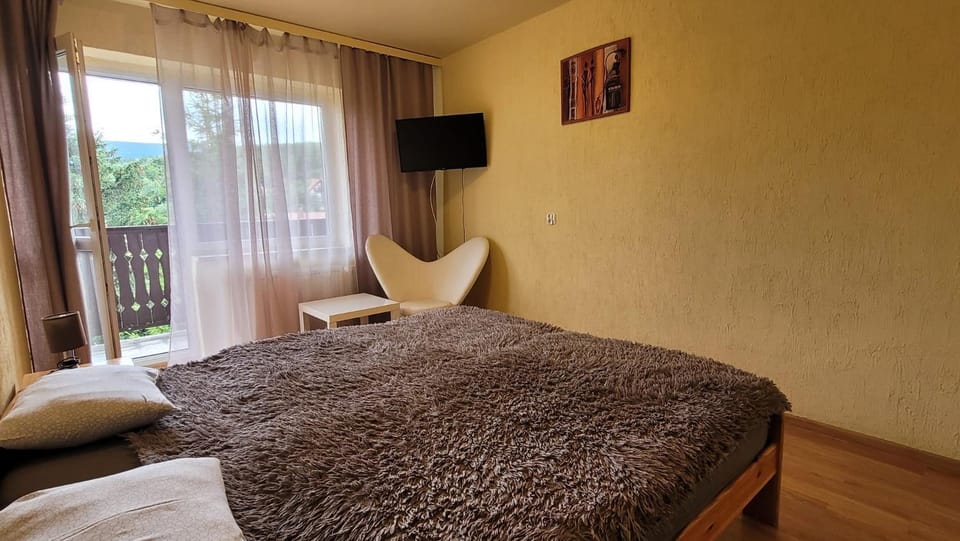 Bed, TV and multimedia, Photo of the whole room, Bedroom