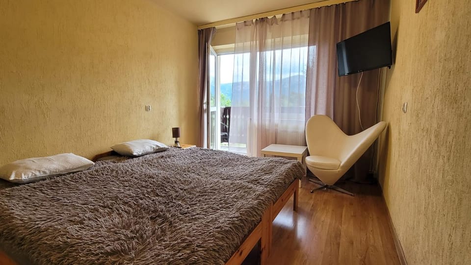 Bed, TV and multimedia, Photo of the whole room
