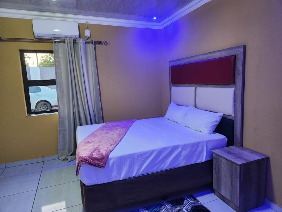 Francos guest lodge accommodation Bed and Breakfast in Gauteng