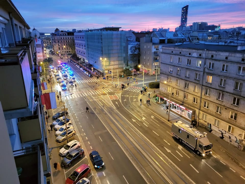 Property building, Restaurant/places to eat, Balcony/Terrace, City view