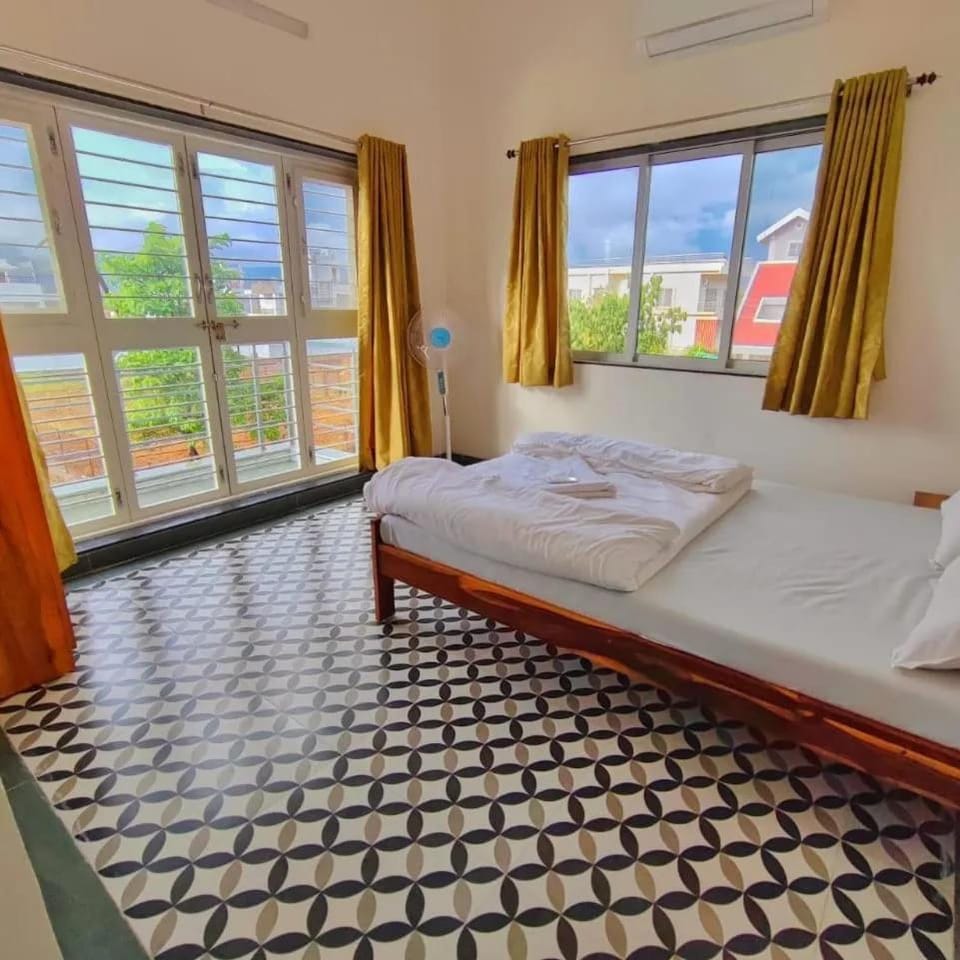 Bed, Bedroom, towels, air conditioner