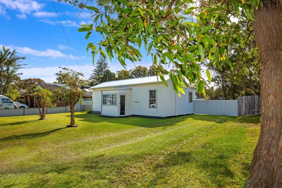 Idle Hours Pet Friendly 5 Mins Walk to Beach House in Culburra Beach