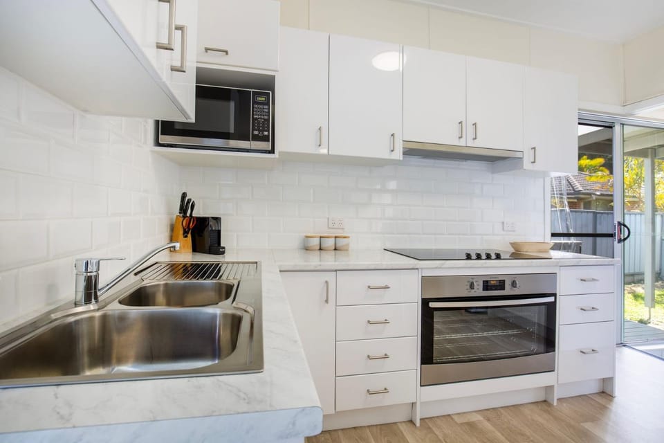 Idle Hours Pet Friendly 5 Mins Walk to Beach House in Culburra Beach