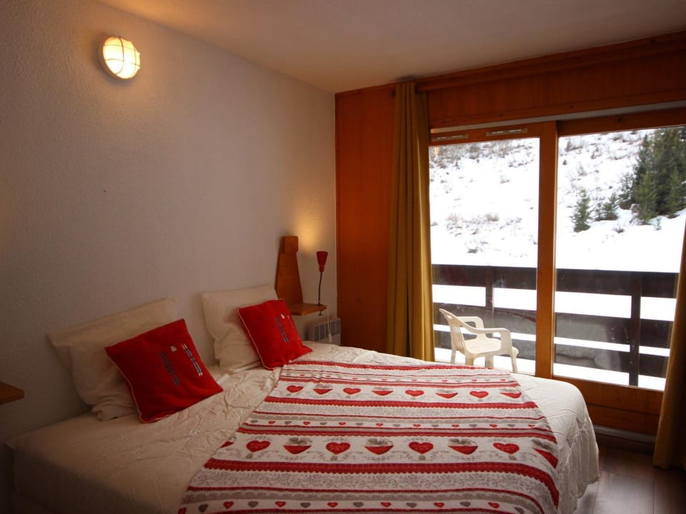 Appartement ski aux pieds avec balcon sud et parking - FR-1-411-867 Apartment in Les Allues