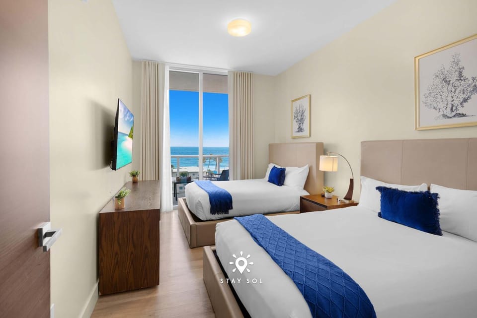 Spectacular Beach View - Amazing Rooftop Pool Apartment in Hollywood Beach