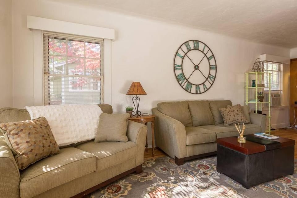 Colonial Cottage Getaway House in Atascadero