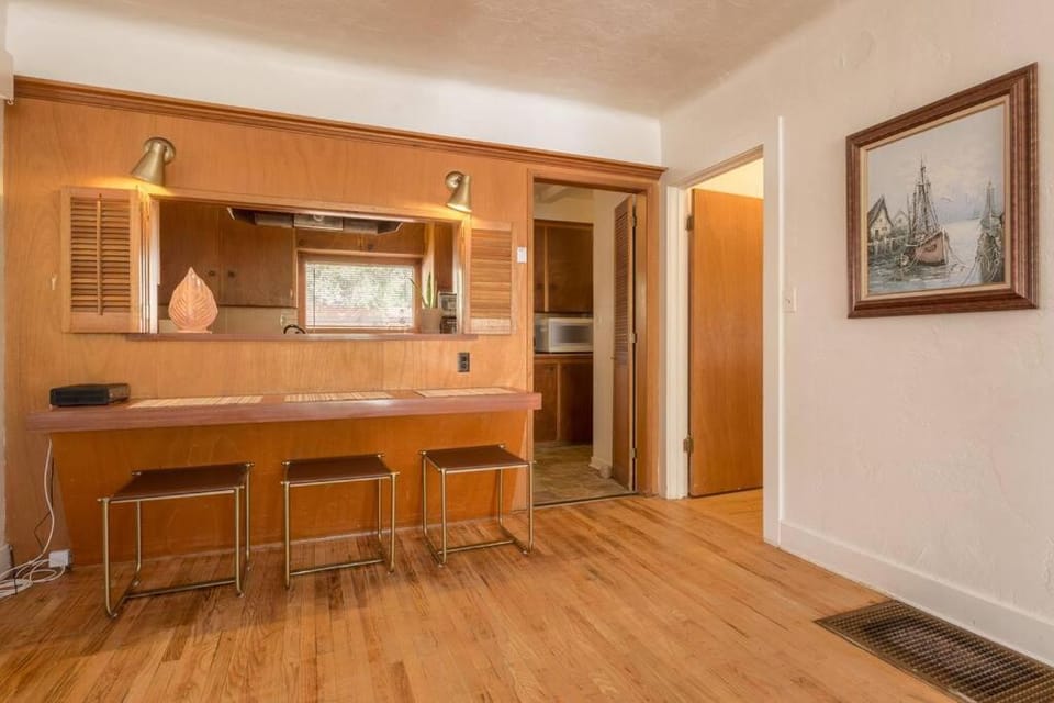 Colonial Cottage Getaway House in Atascadero