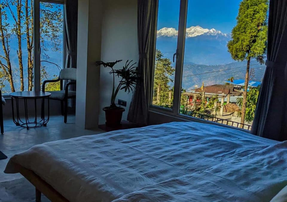 Photo of the whole room, Bedroom, Mountain view