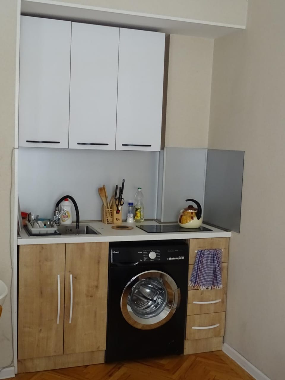 Kitchen or kitchenette, minibar, stove, washing machine