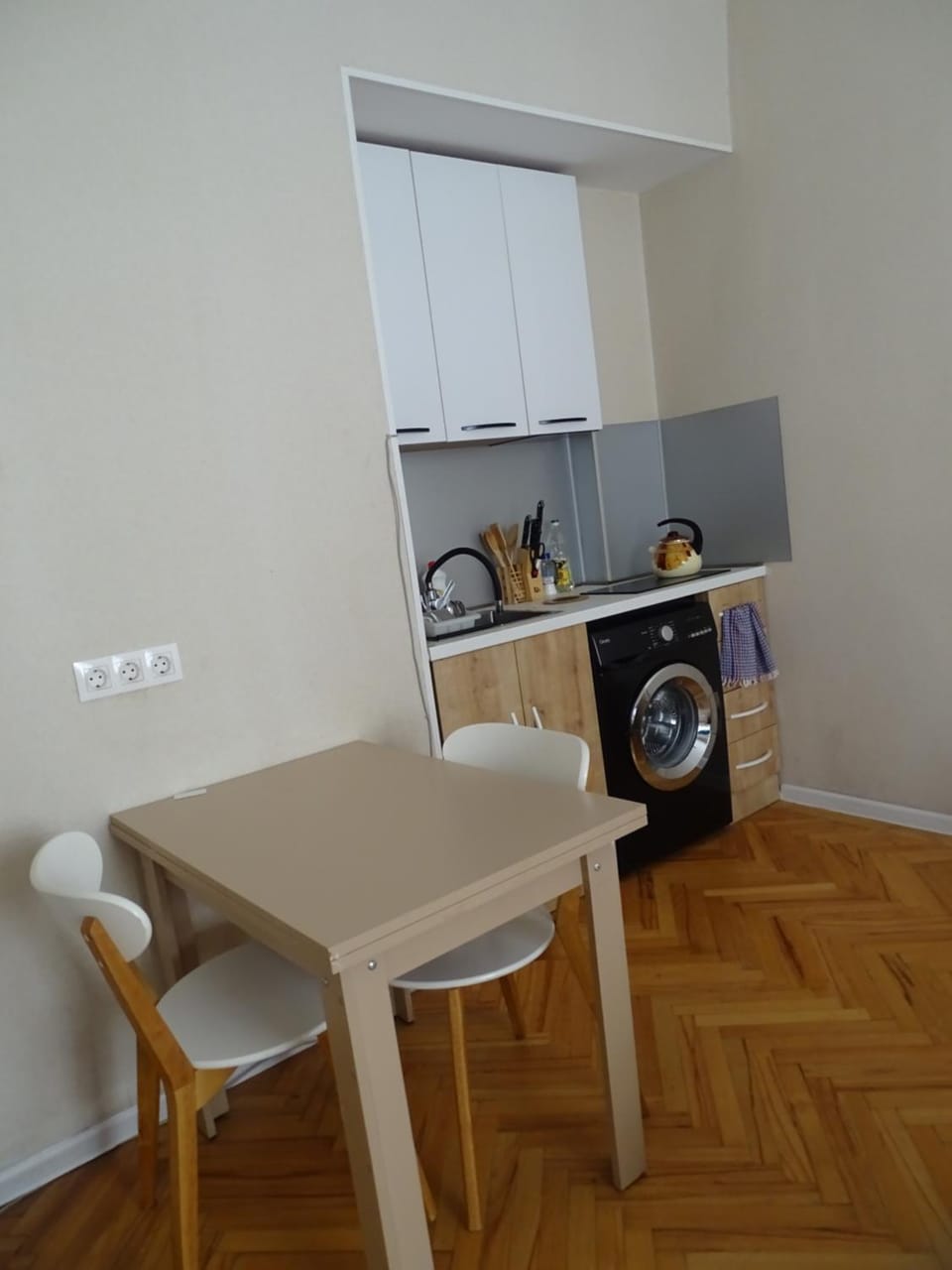 Kitchen or kitchenette, Dining area, minibar, stove