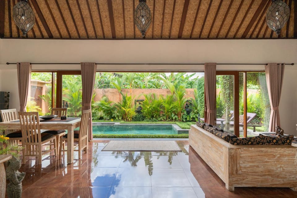 Day, Pool view