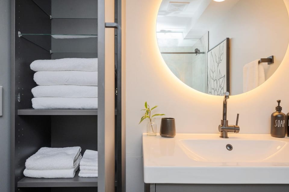 Bathroom, towels