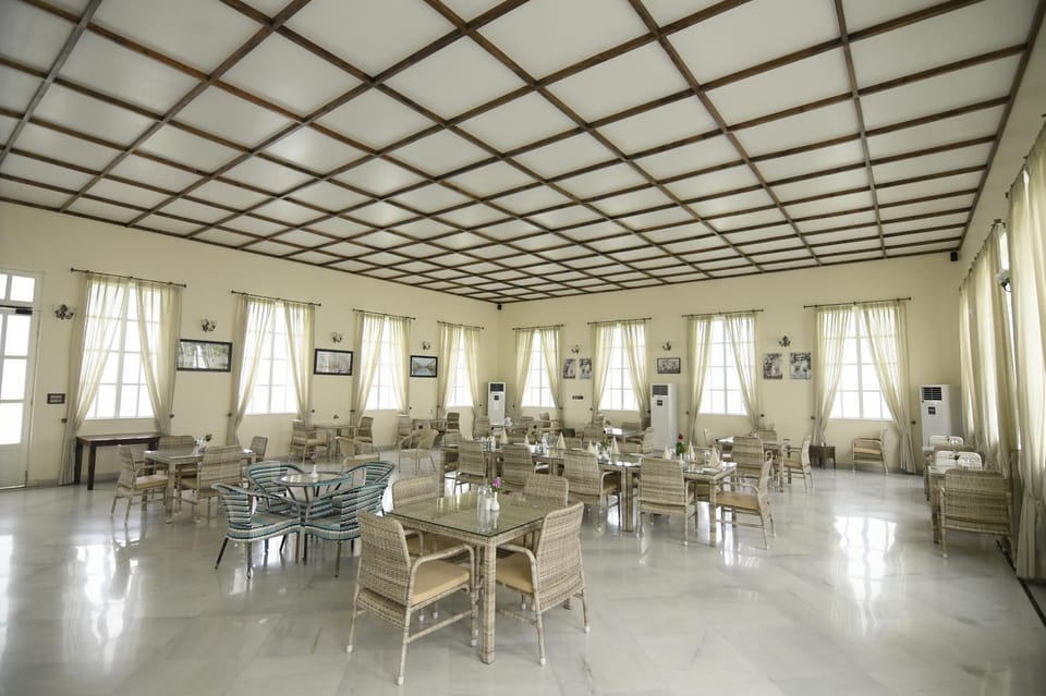 Restaurant/places to eat, Restaurant/places to eat, Breakfast, hair dresser