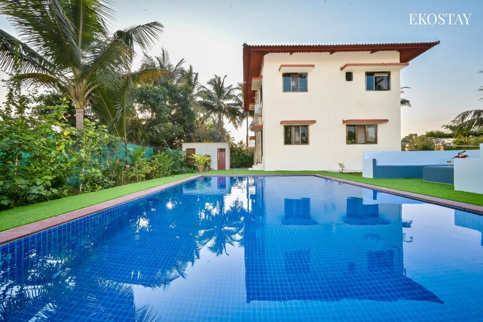 Property building, Day, Garden, Garden view, Pool view, Swimming pool, sunbed