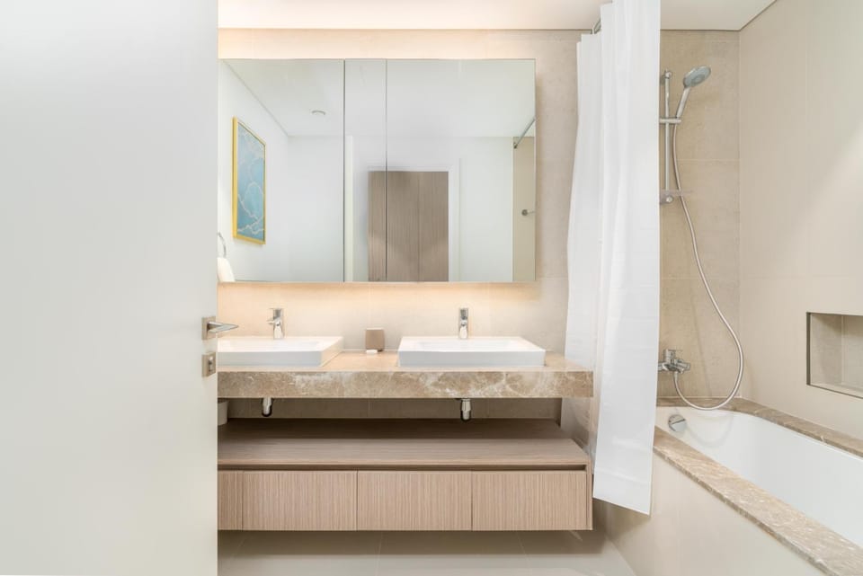 Lux BnB The Grand Creek Harbor Views Apartment in Dubai