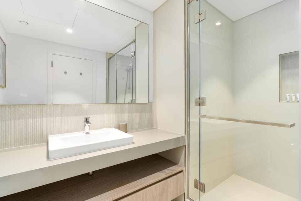 Lux BnB The Grand Creek Harbor Views Apartment in Dubai