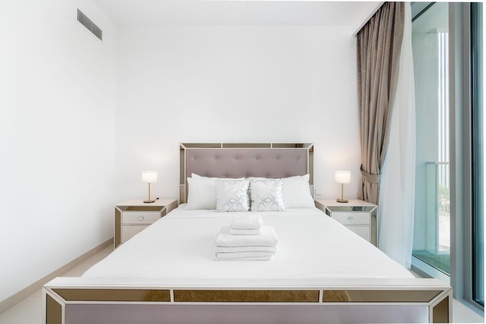 Lux BnB The Grand Creek Harbor Views Apartment in Dubai