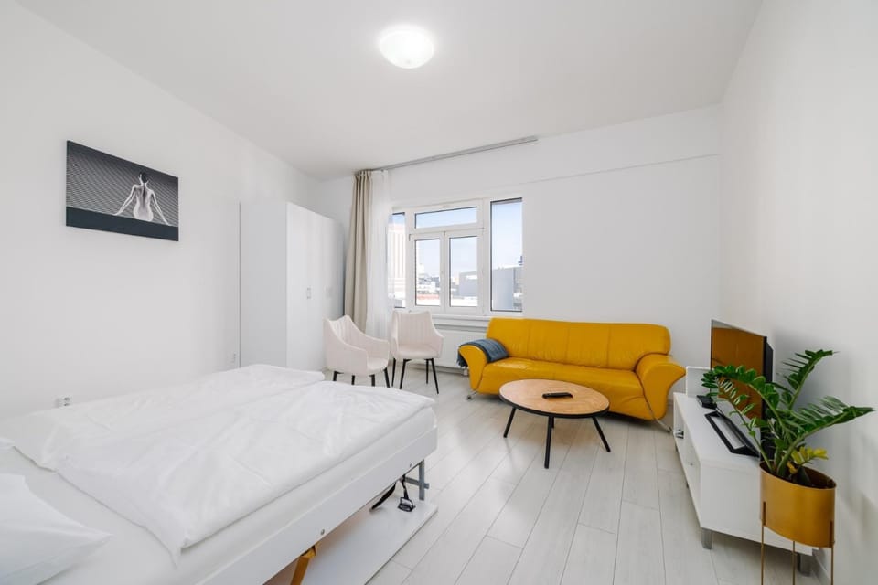 Bed, TV and multimedia, Living room, Photo of the whole room, Seating area, Bedroom