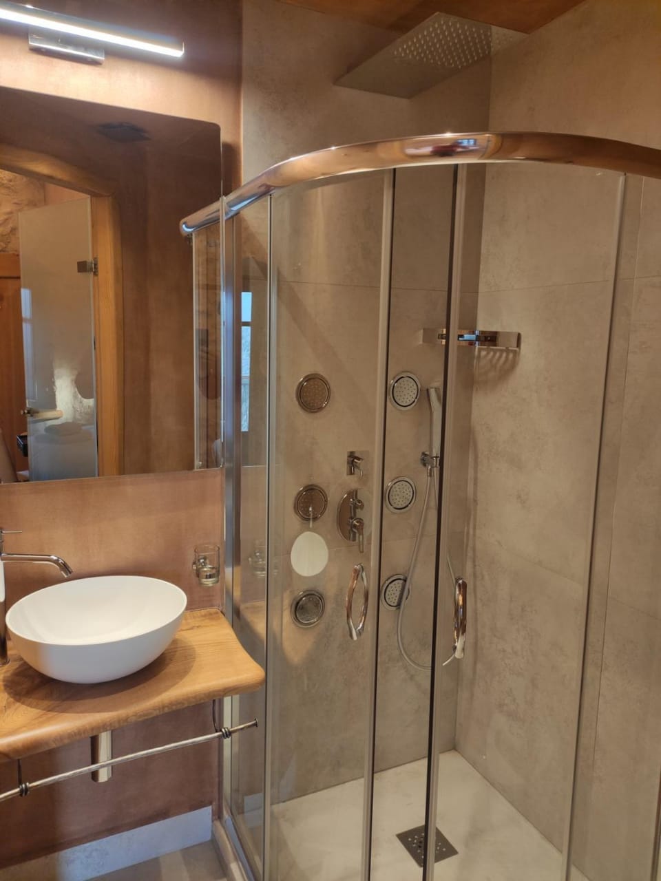 Hot Tub, Bathroom