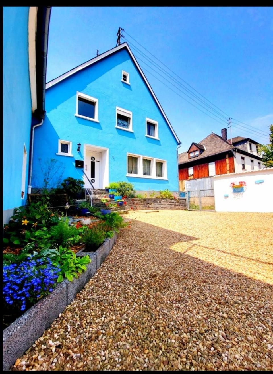 Property building, Facade/entrance, Day, Garden, Garden view, Parking