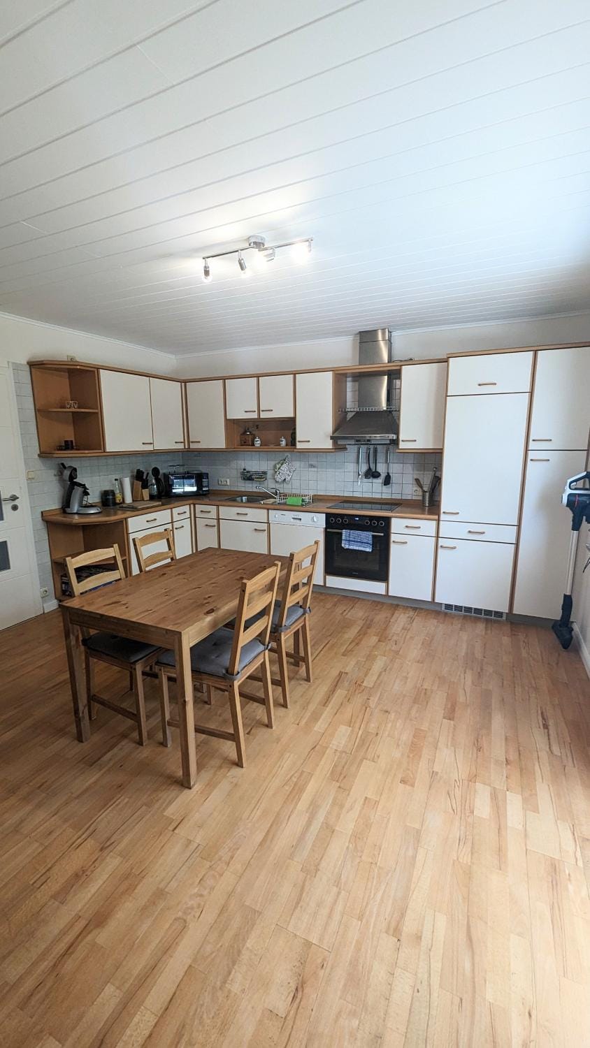 Kitchen or kitchenette, Dining area, dishwasher, oven, pet friendly, stove