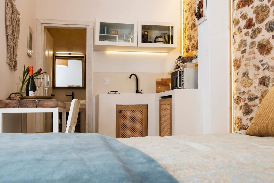 Bed, Photo of the whole room, Dining area, Bedroom, minibar, oven