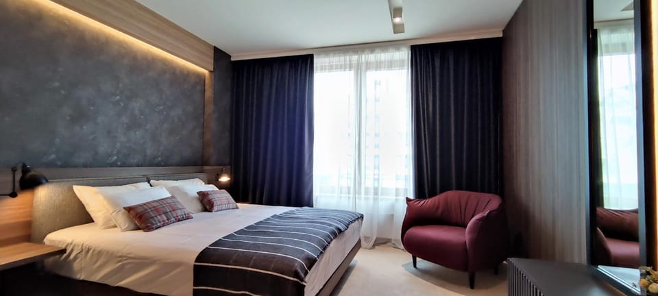 Bed, Seating area