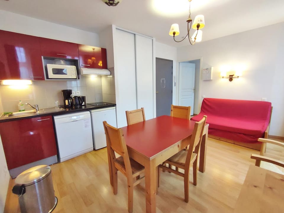 Kitchen or kitchenette, Seating area, Dining area, minibar, stove