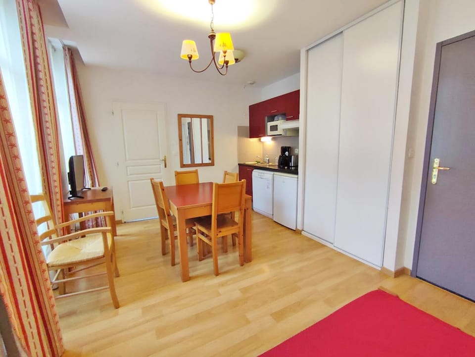 Kitchen or kitchenette, Dining area, stove