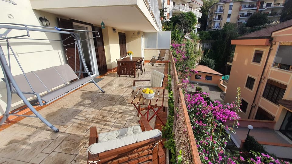 View (from property/room), Balcony/Terrace, Dining area