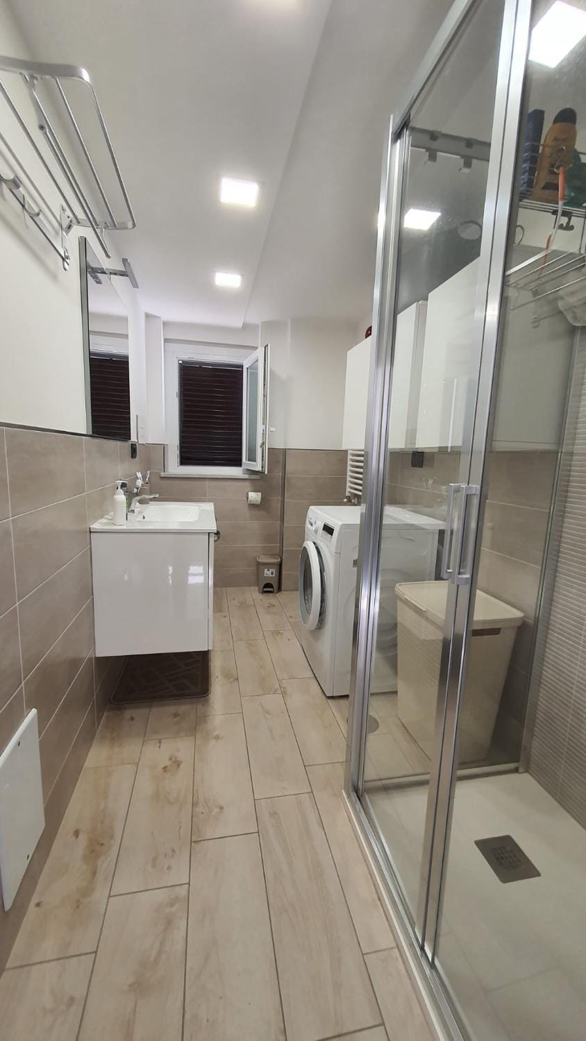 Shower, Toilet, Bathroom, towels