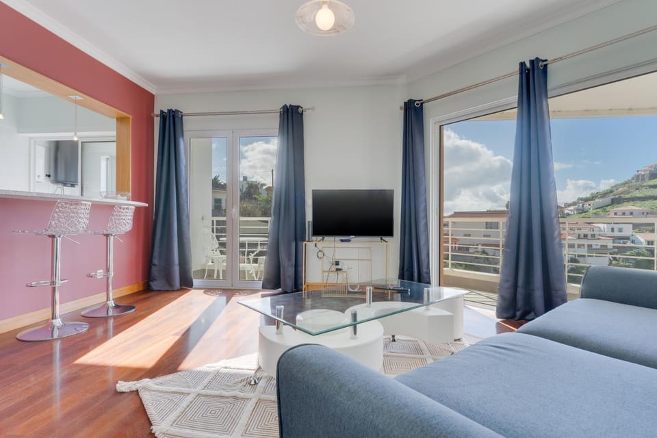 Communal lounge/ TV room, Natural landscape, TV and multimedia, Living room, Seating area, Evening entertainment