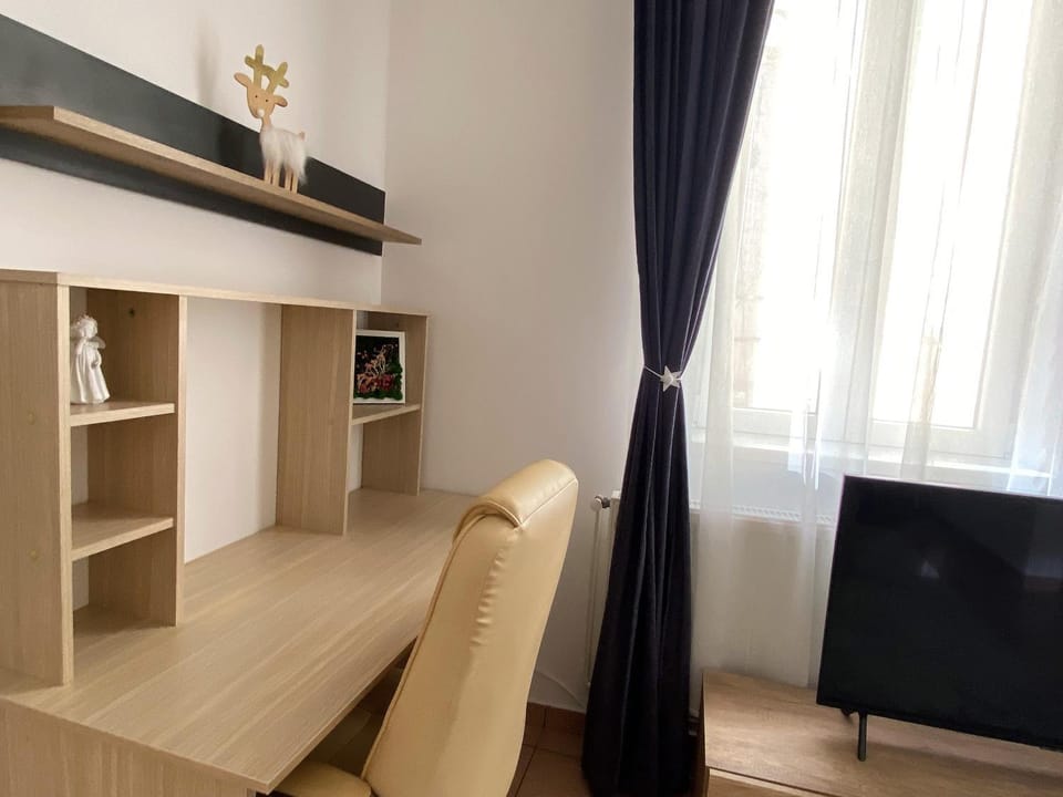 TV and multimedia, Living room, Seating area, hair dresser