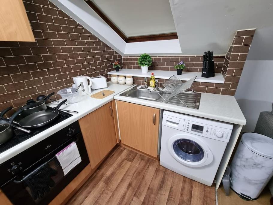 *F1*5GH* Setup for your most relaxed & amazing stay + Free Parking + Free Fast WiFi * Apartment in Leeds