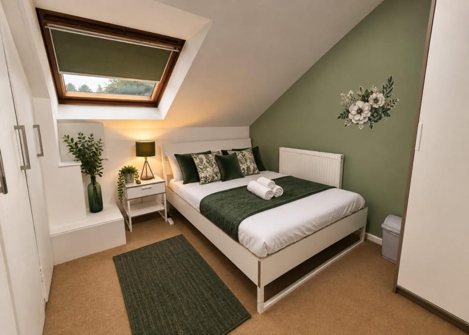 F15GH - Stylish Home with Garden and Parking Apartment in Leeds