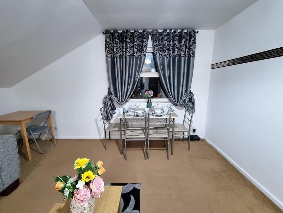 *F1*5GH* Setup for your most relaxed & amazing stay + Free Parking + Free Fast WiFi * Apartment in Leeds