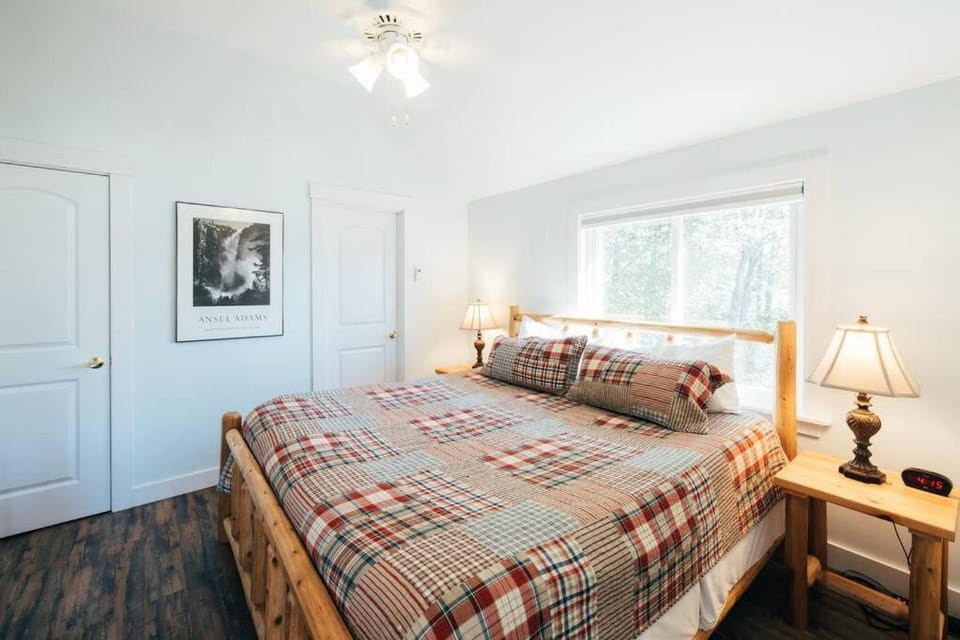 Lakefront Stunning Home, only 30 min to Sugarloaf! Chalet in Maine