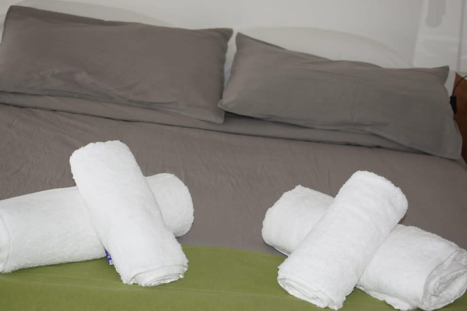 Bed, towels