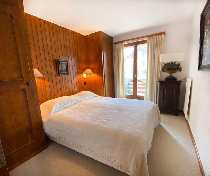 Photo of the whole room, Bedroom, wardrobe